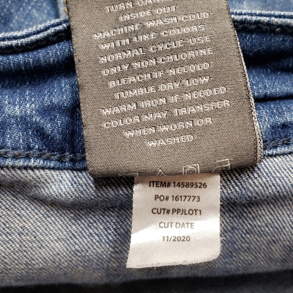 Torrid Cropped Boyfriend Jeans Size 26 Raw Cuff Mid Rise - Picture 11 of 16